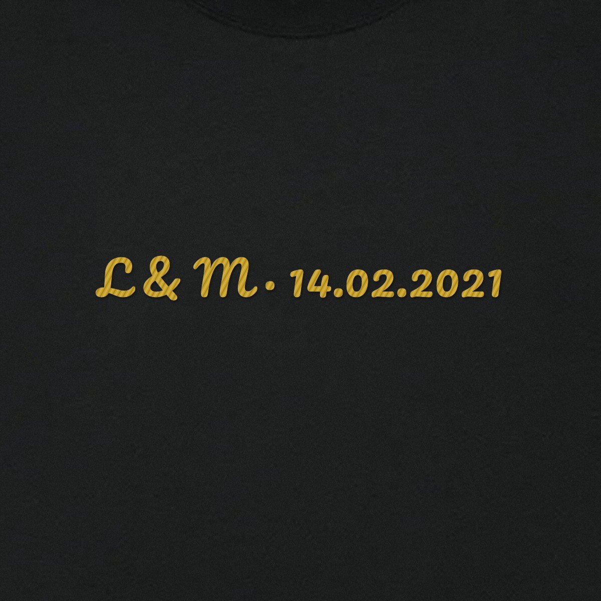T-shirt brodé « Initiales & date » – aperçu broderie