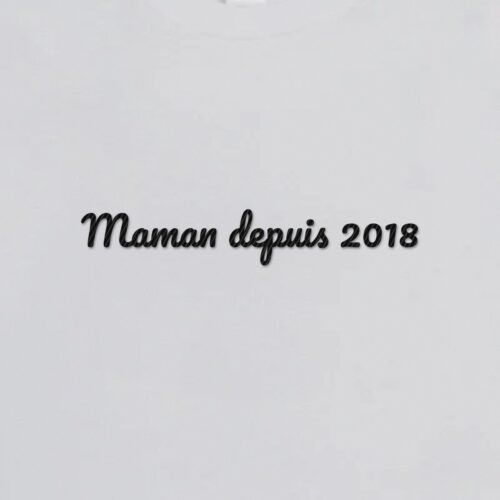 T-shirt brodé « Maman depuis… » – aperçu broderie