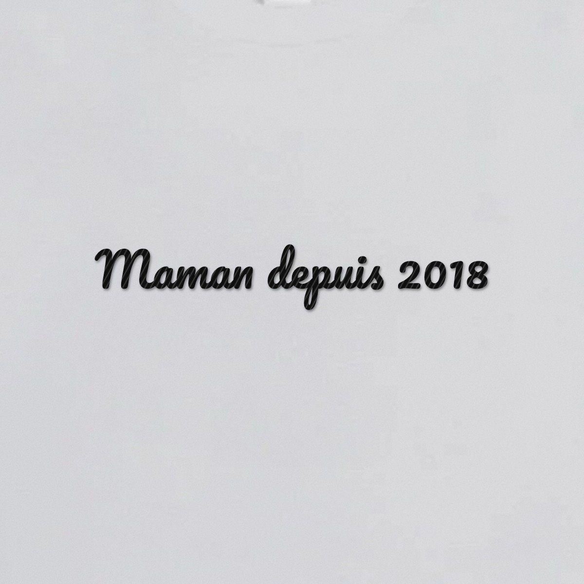 T-shirt brodé « Maman depuis… » – aperçu broderie