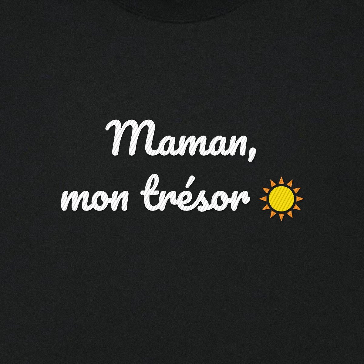 T-shirt brodé « Maman, mon trésor » – aperçu broderie