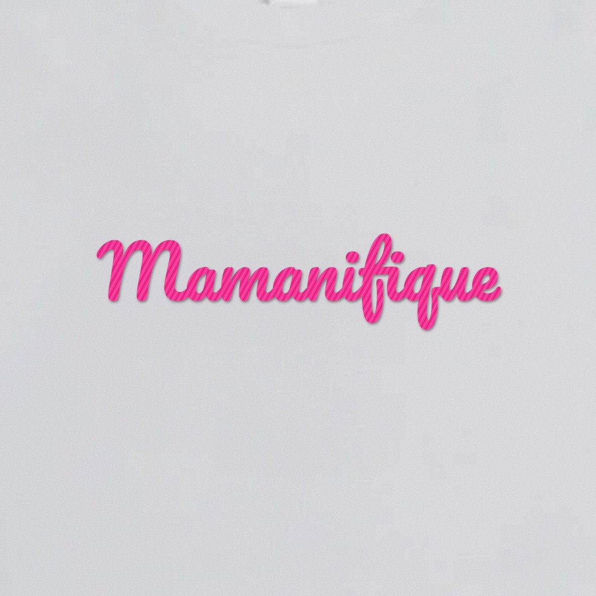 T-shirt brodé « Mamanifique » – aperçu broderie