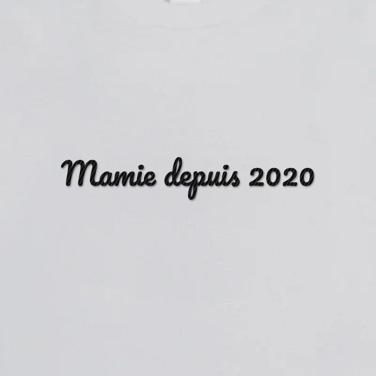 T-shirt brodé « Mamie depuis… » – aperçu broderie