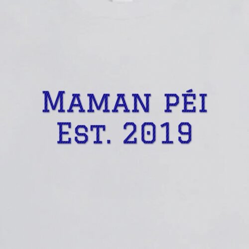 T-shirt brodé « Maman péi Est. » – aperçu broderie
