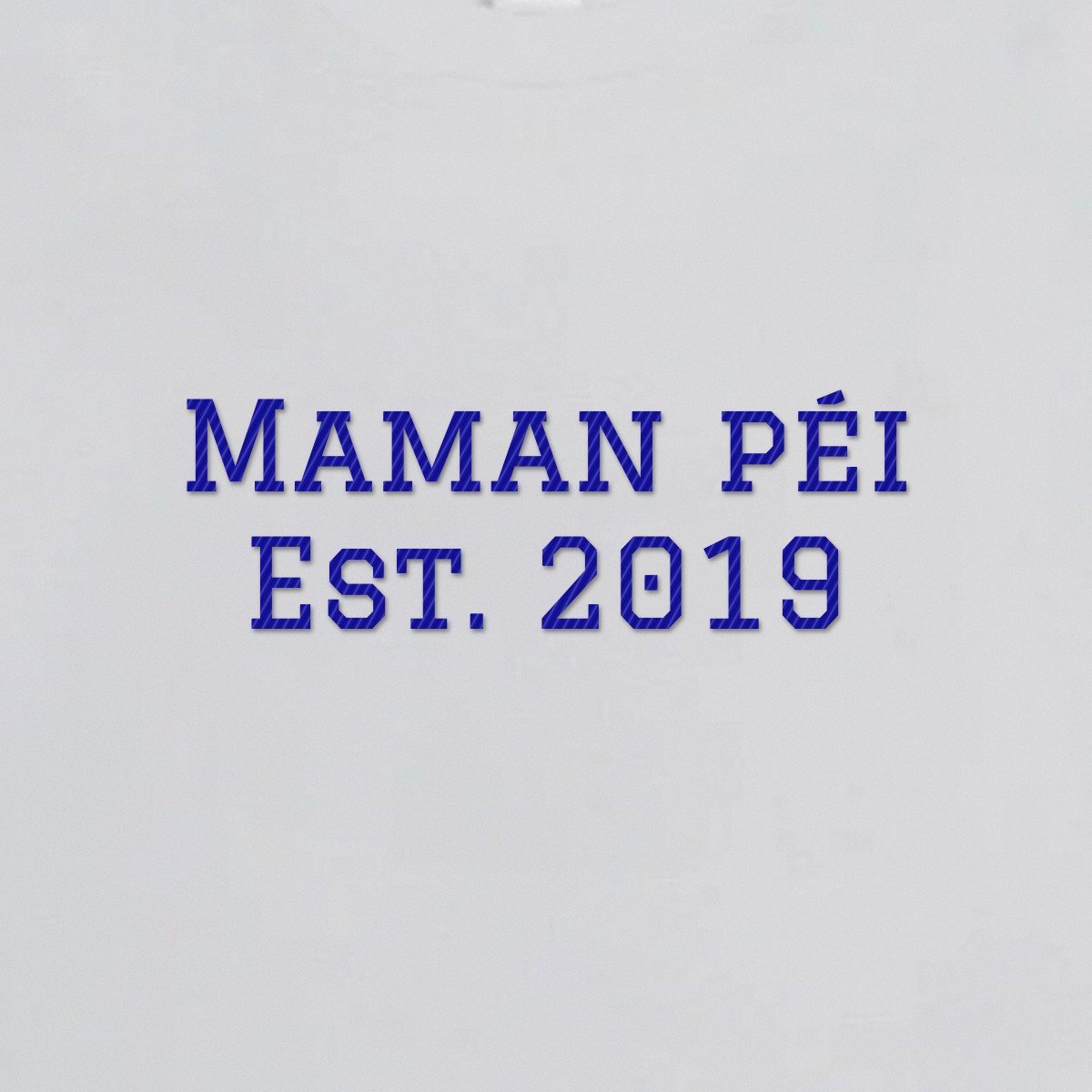 T-shirt brodé « Maman péi Est. » – aperçu broderie