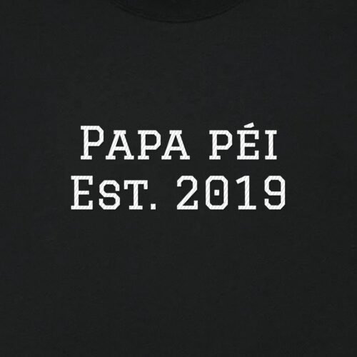 T-shirt brodé « Papa péi Est. » – aperçu broderie