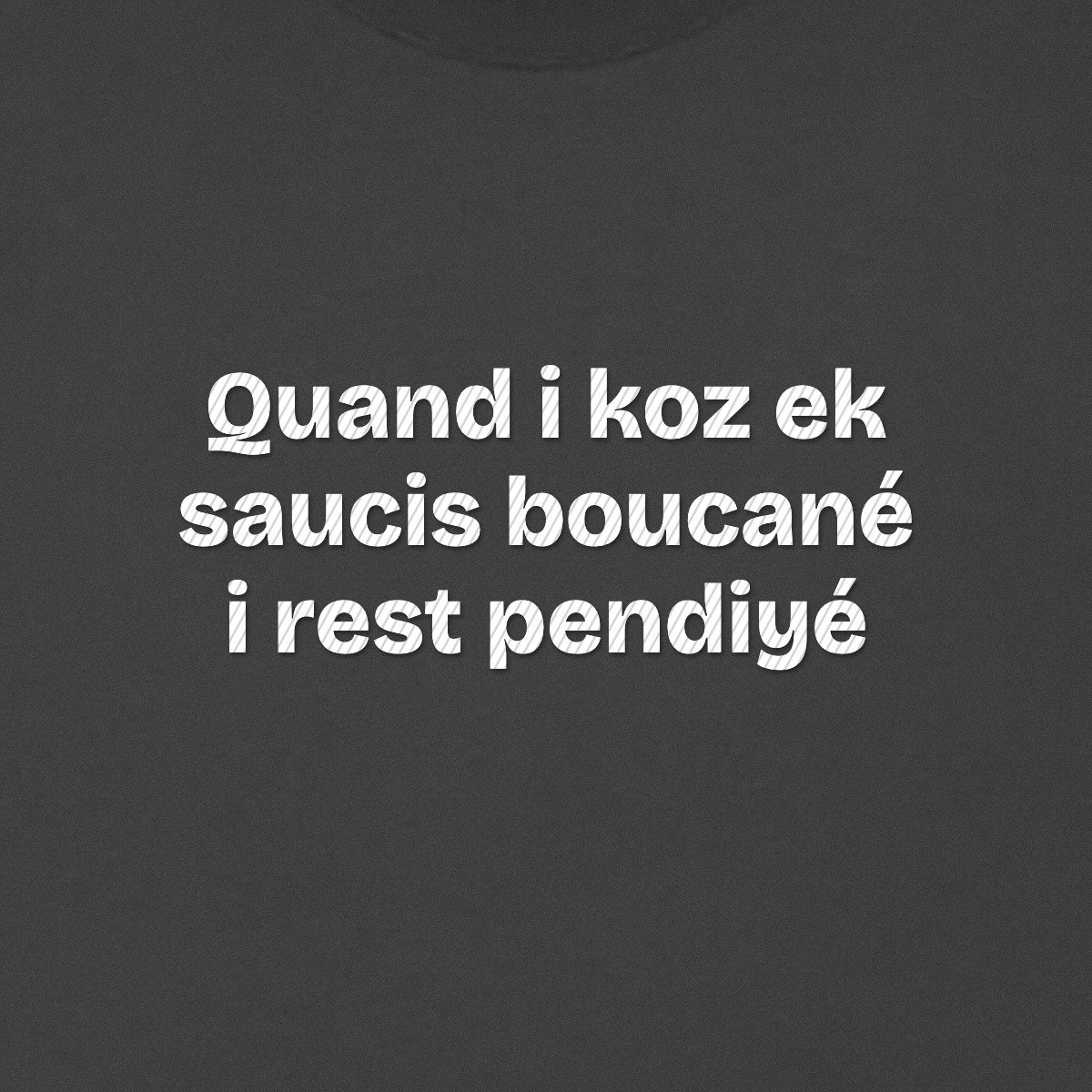 T-shirt brodé « Quand i koz ek saucis boucané » – aperçu broderie