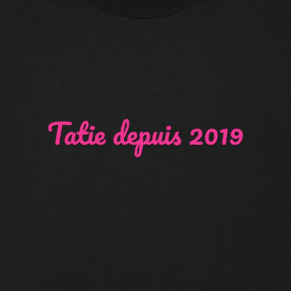 T-shirt brodé « Tatie depuis… » – aperçu broderie