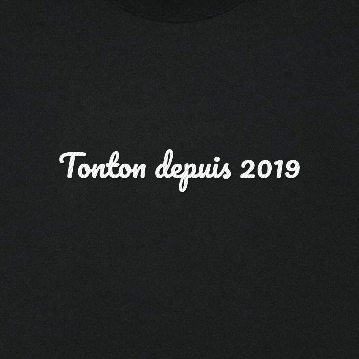 T-shirt brodé « Tonton depuis… » – aperçu broderie